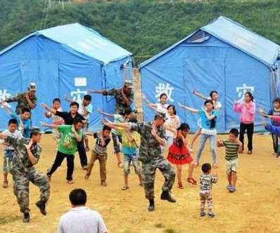 解放軍在教魯?shù)闉膮^(qū)小朋友跳小蘋果