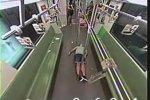老外地鐵暈倒乘客跑光 為何無人前去相助