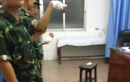 皇倉中學(xué)軍訓(xùn)教官打人