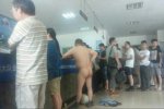 男子脫衣鬧交警隊去要車 紅谷灘交警隊男子當眾脫衣