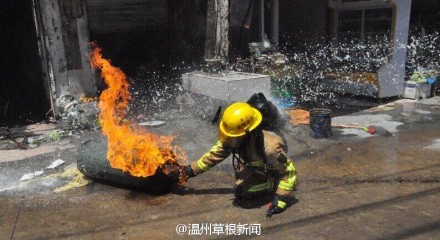 溫州鹿城消防人員冒險搶出煤氣罐