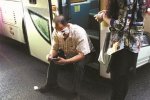 北京豪車游客打峨眉司機 圍觀村民砸壞豪車