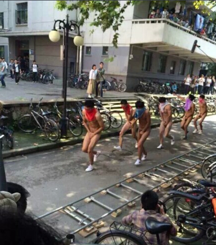 河海大學(xué)6男生裸奔