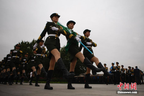 高校女生國旗護衛隊舉行閱兵