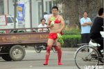 新郎裸身穿絲襪戴胸罩站大街迎親