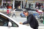 抹一臉血攔車乞討要錢 不給錢就不讓道