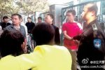 女子嘲笑老外穿得少被踹 還被搶走手機(jī)和錢包