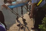 女子穿高跟鞋開車 把路邊男子腳掌撞斷