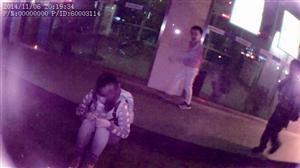 中年大姐裝學(xué)生妹路邊乞討