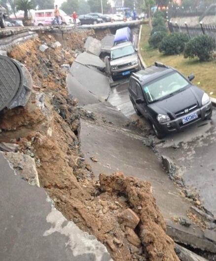 平陽大轉盤新湖小區地面下陷