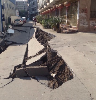 樂清市樂成街道雙雁路路基坍塌事故現場圖片