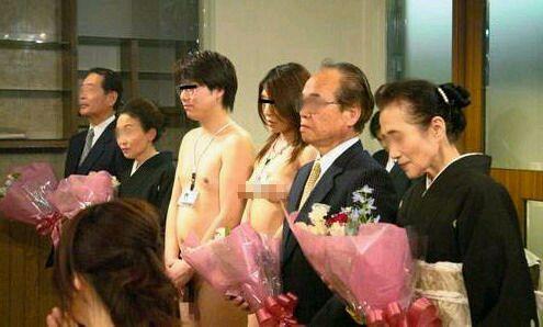 新郎新娘不穿衣服舉行婚禮
