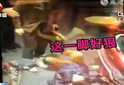 永康女子猛踹男童頭部