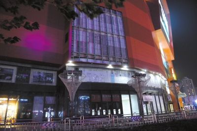 北京大風(fēng)致建筑外墻脫落 砸中行人致1死1傷(圖)