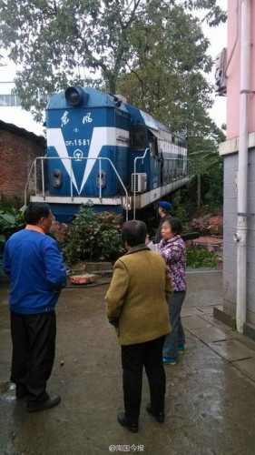 柳州市區火車車頭沖進小區