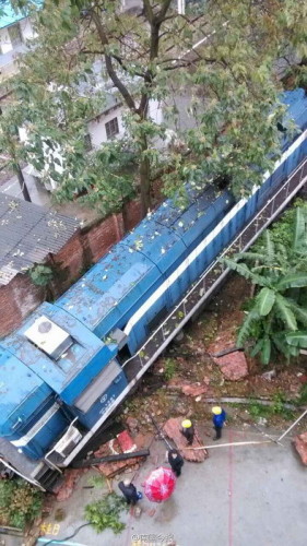 柳州市區火車車頭沖進小區
