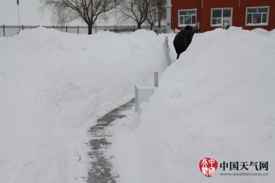 黑龍江撫遠(yuǎn)暴雪積雪深度達(dá)1米