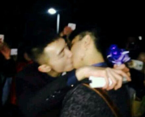 西華師大男男表白牽手成功