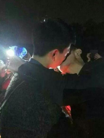 西華師大男男表白牽手成功