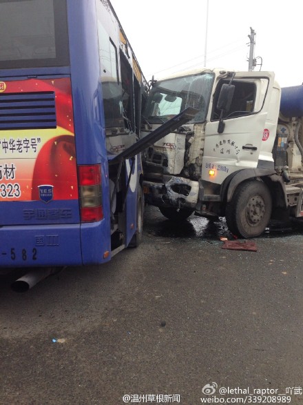 市區(qū)公交車(chē)與水泥罐車(chē)相撞
