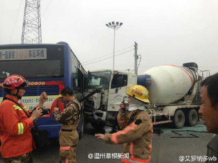 103公交與水泥攪拌車(chē)相撞