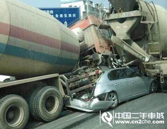 廣東梅州寶馬車被壓成餅圖片