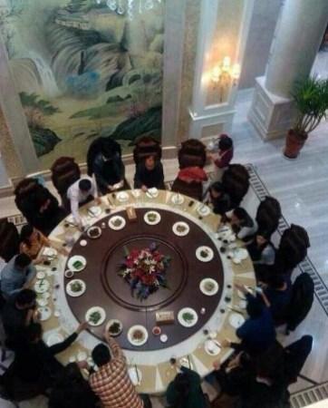 劉強(qiáng)東發(fā)錢(qián)，劉強(qiáng)東帶老婆奶茶妹妹回老家發(fā)錢(qián)。