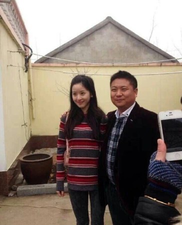 劉強(qiáng)東發(fā)錢(qián)，劉強(qiáng)東帶老婆奶茶妹妹回老家發(fā)錢(qián)。