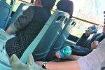 中年男女公交車激吻半小時 脫鞋濕吻不顧旁人