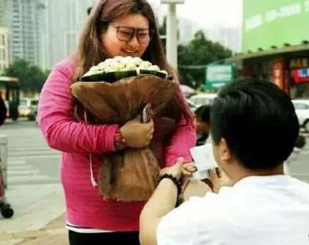 男子把女友養肥