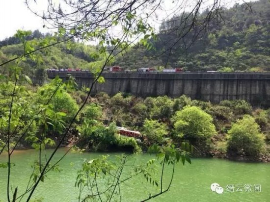 臺金高速一客車墜崖