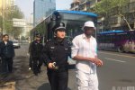 老外公交車上撒尿 南京公交車上一名老外撒尿疑似失