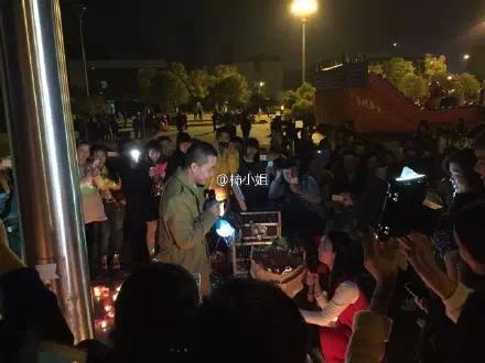 溫州霸氣女生胡曉荷向男友陳獻靜求婚
