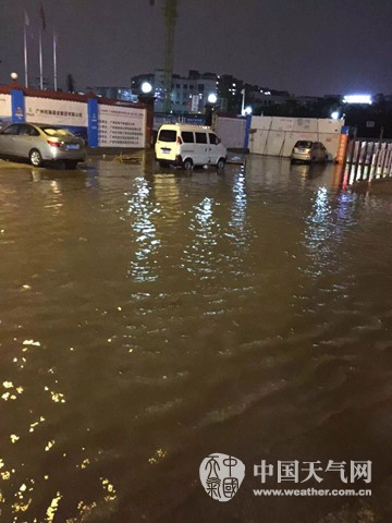  廣州遭暴雨突襲多地水浸街