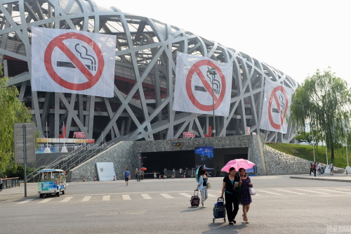 北京最嚴控煙令即將實施 鳥巢上掛巨幅禁煙標志