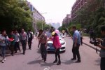 鄭州大學(xué)現(xiàn)奇葩婚禮 新郎父母被打扮成牛模樣“拉”