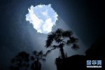 湖北現(xiàn)神秘天坑 宣恩縣鑼圈巖村的神秘天坑深290米底