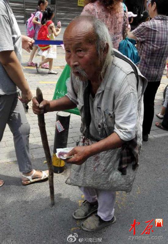 103歲老人街頭乞討為補(bǔ)貼小兒子家用