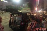 農戶開車載活羊賣奶 新鮮羊奶很受歡迎