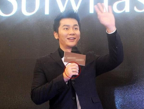 李晨無名指戴戒指現身江蘇