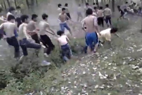 數(shù)百中學生赤膊群毆