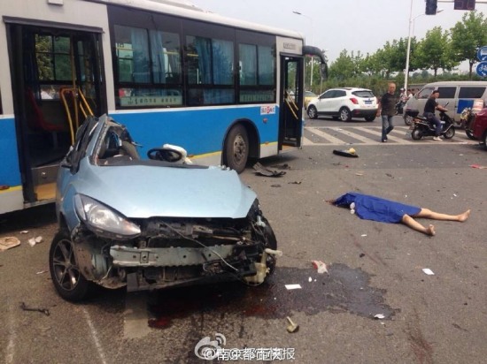 南京車禍肇事寶馬時速超臺風