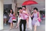 女生畢業晚會后出嫁 宿舍當成婚房