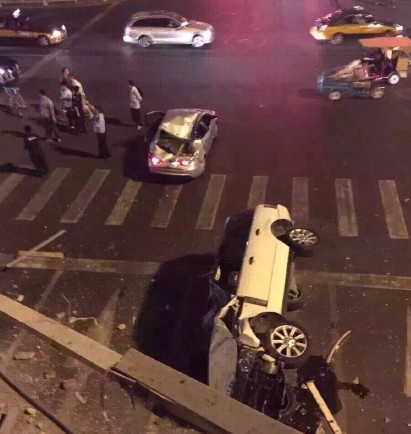 路虎沖下國(guó)貿(mào)橋