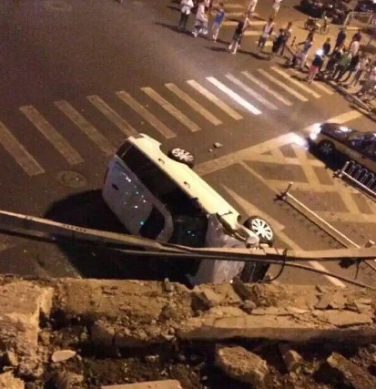 路虎沖下國(guó)貿(mào)橋