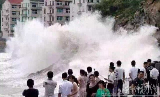 超強(qiáng)臺(tái)風(fēng)燦鴻登陸前洞頭浪高十幾米