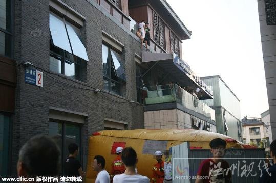 四名員工組團跳樓現場