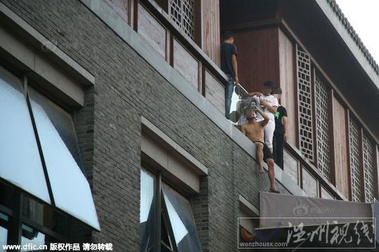 老板拖欠工資員工組團一起跳樓