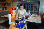 海口市一餐廳現機器人服務員