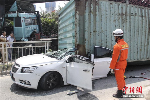 整理轎車幾乎被壓扁